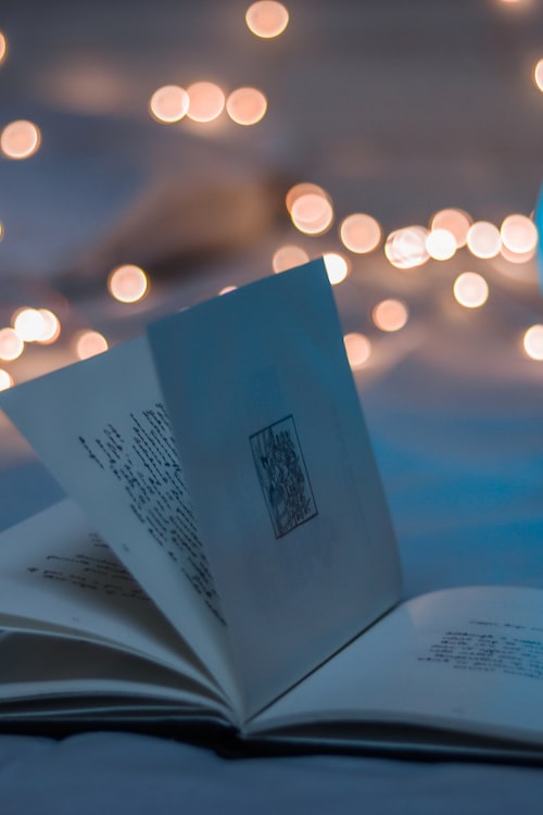 现代都市剧《三十而已》宣传剧照，三位女性主角在都市背景下